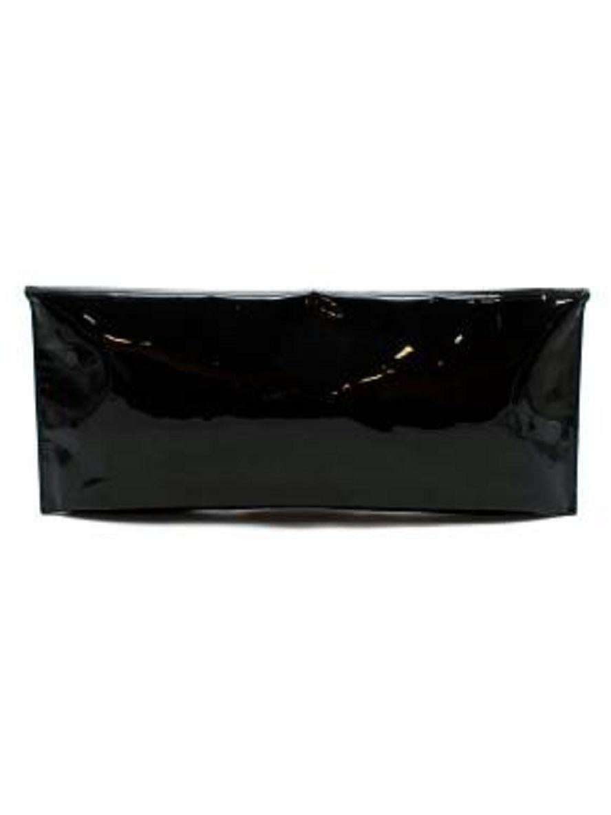 Alexander McQueen Black Patent Skull Clutch

-Flap magnetic closure 
-Glossy black leather 
-Zip pocket on interior wall 
-Silk lining 
-Embellished skull detail 

Material: 

Leather 
Silk 

Made in France


PLEASE NOTE, THESE ITEMS ARE PRE-OWNED