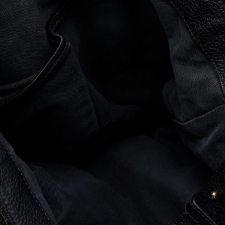 Diese Hobo aus dem Hause Alexander McQueen ist aus schwarzem, gewebtem Leder gefertigt und ist nicht nur ästhetisch ansprechend, sondern auch sehr funktionell. Die Hobo ist mit dem charakteristischen Totenkopf und dem Reißverschluss verziert und hat