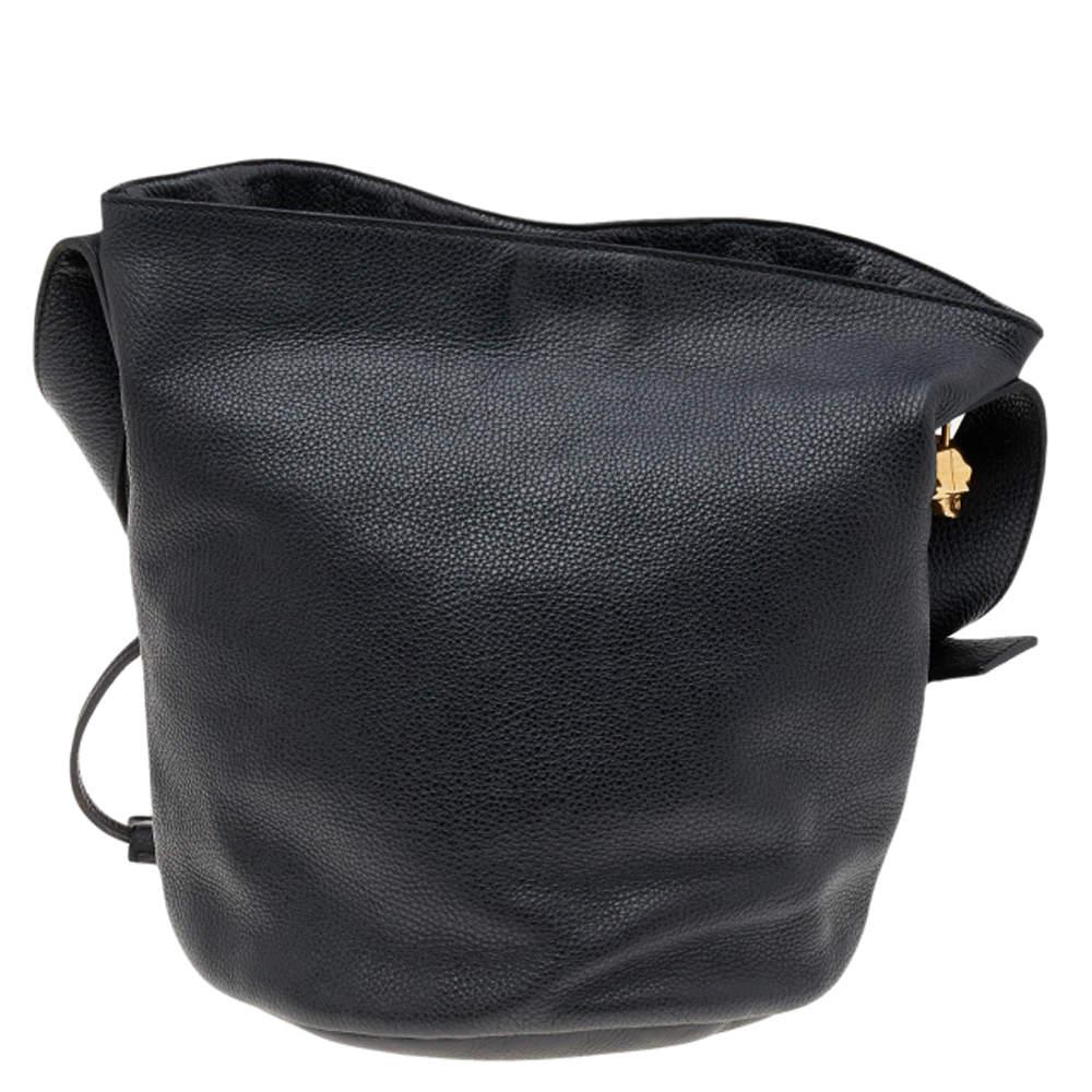 This hobo from the house of Alexander McQueen is designed from black woven leather and is highly functional besides being aesthetically appealing. Punctuated with the signature skull and zipper decorations, this hobo comes with a single shoulder