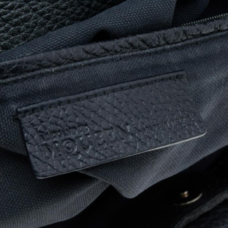 Alexander McQueen Schwarze/Peachfarbene gewebte Eimertasche aus Leder mit Totenkopf im Zustand „Relativ gut“ in Dubai, Al Qouz 2