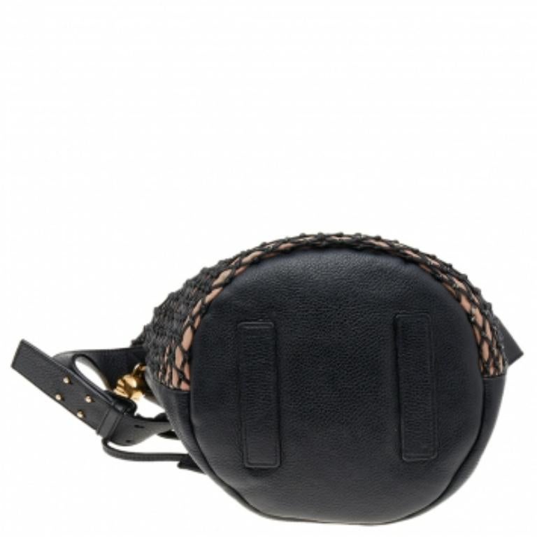 Alexander McQueen Schwarze/Peachfarbene gewebte Eimertasche aus Leder mit Totenkopf 1