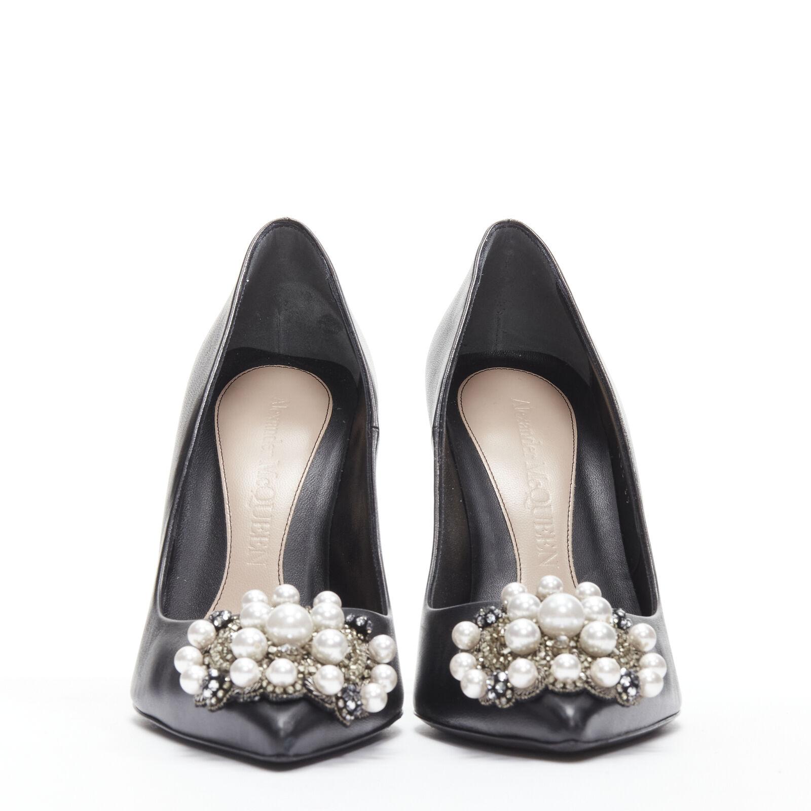 ALEXANDER MCQUEEN black pearl metal embellished stiletto pumps EU39 US9 In Good Condition For Sale In Hong Kong, NT