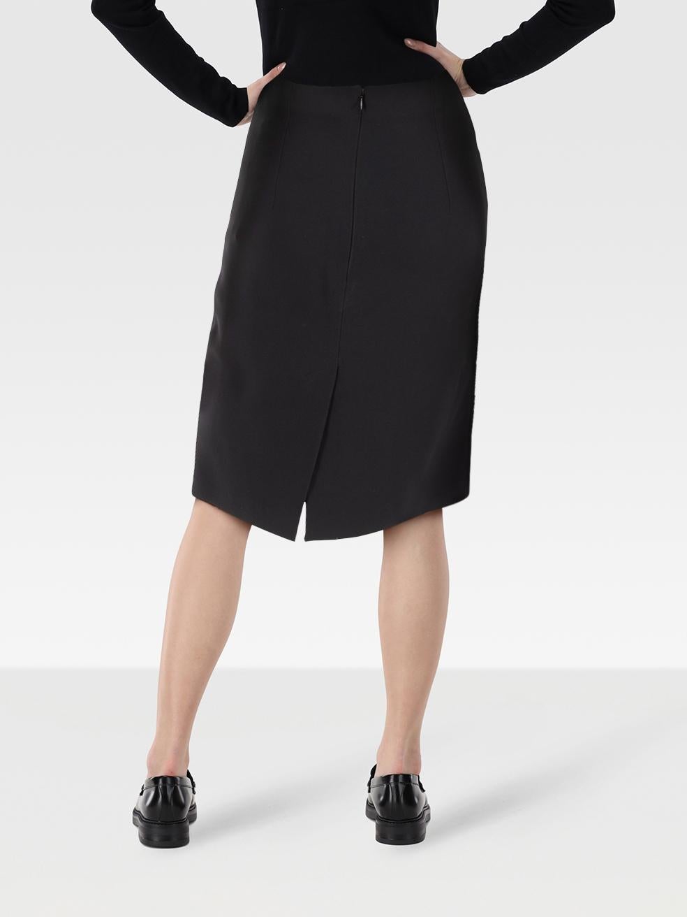 L'ÉTAT est Jamais porté, avec les étiquettes. Aucune usure visible de la jupe n'est visible sur ce nouvel article de revente de designer Alexander McQueen.
 

 Détails
 

 

 Noir
 

 Synthétique
 

 Jupe
 

 Longueur du genou
 

 Ajusté
 

