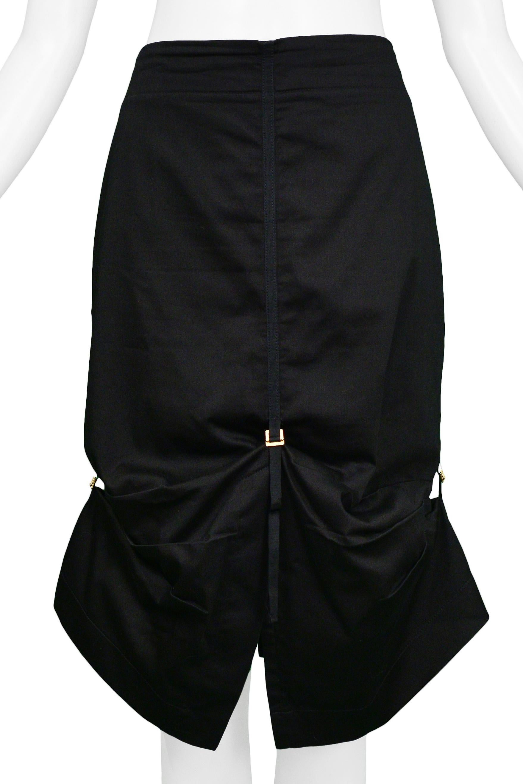 Resurrection Vintage a le plaisir de vous proposer une jupe noire vintage Alexander McQueen avec une taille haute, des bordures noires et des boucles dorées.

Alexander McQueen Label
Taille petite
Mesures : Taille 28