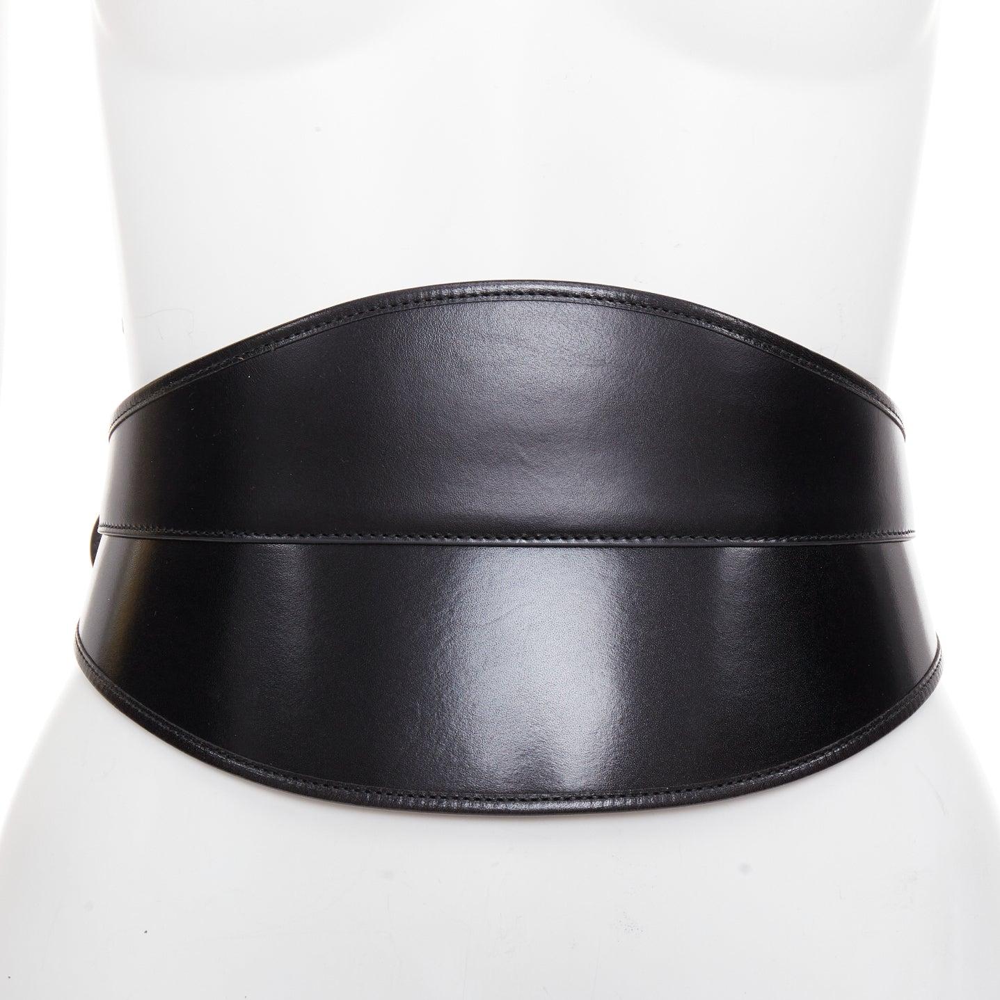 ALEXANDER MCQUEEN - Ceinture corset en cuir noir poli surpiqué 26
Référence : AAWC/A01602
Marque : Alexander McQueen
Designer : Sarah Burton
MATERIAL : Cuir
Couleur : noir, argent
Motif : Solide
Fermeture : ceinture
Doublure : Cuir nude
Détails