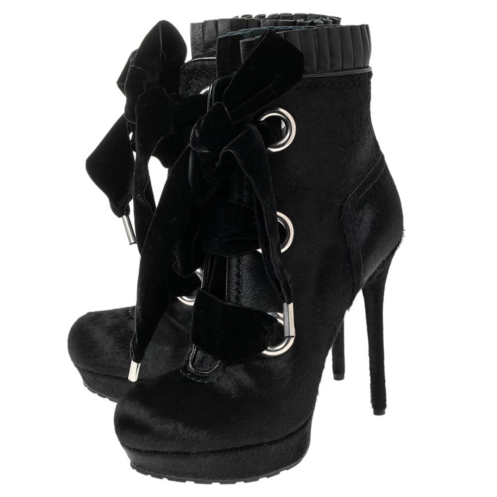 Alexander McQueen Black Pony Hair and Pleated Leather Ankle Boots Size 38.5 In New Condition In Dubai, Al Qouz 2