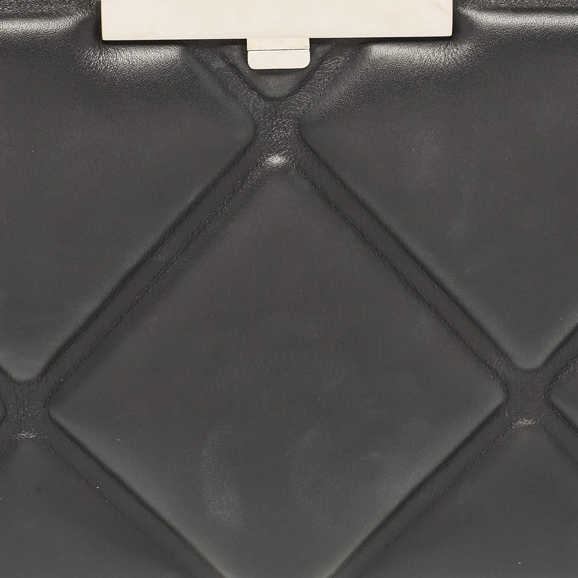 Alexander McQueen - Pochette à rabat en cuir matelassé noir 1