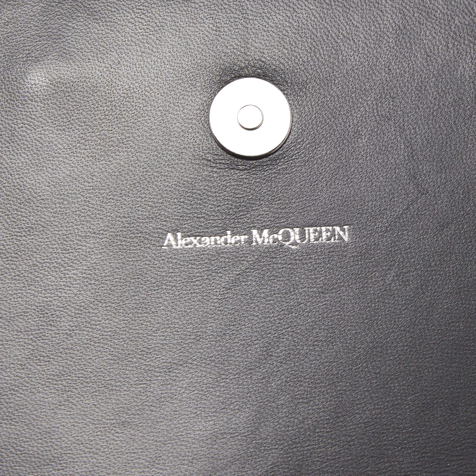 The fashion house’s tradition of excellence, coupled with modern design sensibilities, works to make this Alexander McQueen bag one of a kind. It's a fabulous accessory with the power to highlight any outfit.

