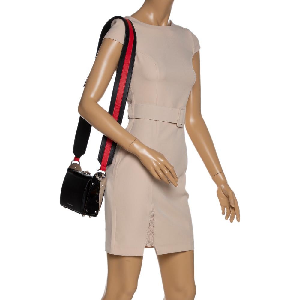 Alexander McQueen Black/Red Leather Box 16 Shoulder Bag In Excellent Condition In Dubai, Al Qouz 2