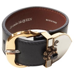ALEXANDER MCQUEEN Bracelet manchette en cuir noir avec boucle en métal et strass et boucle dorée