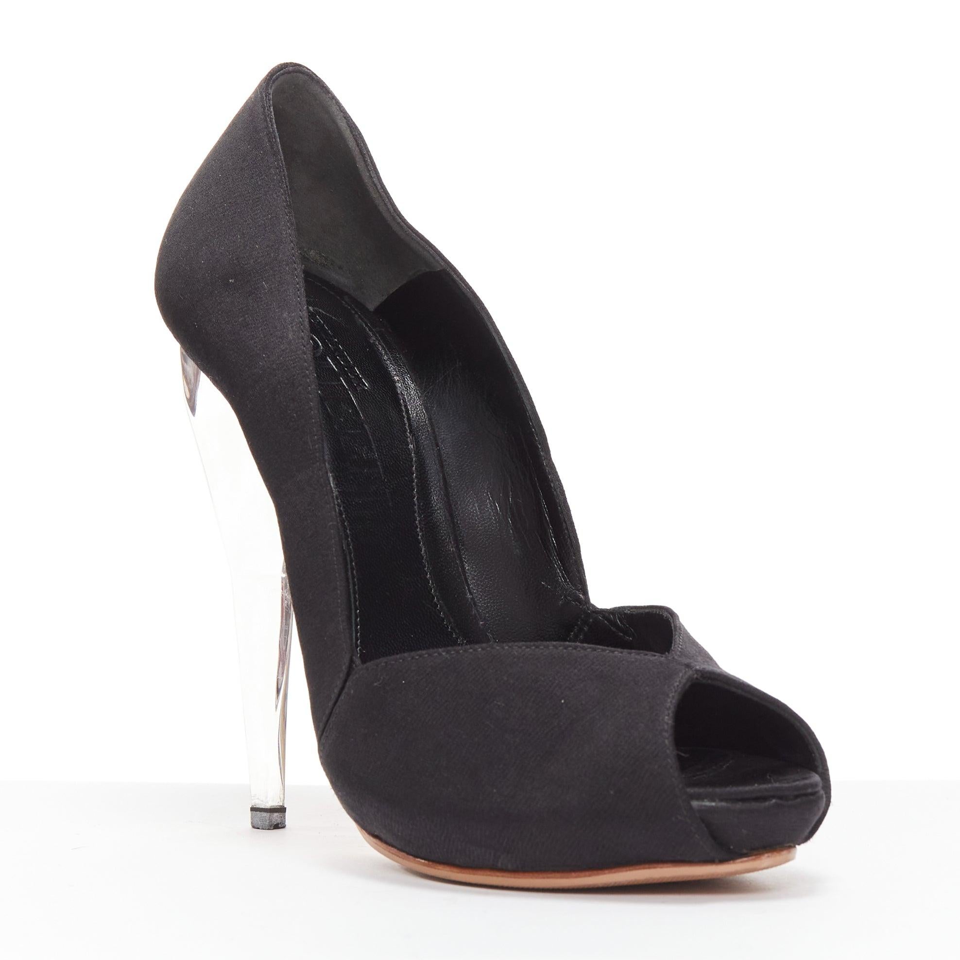 ALEXANDER MCQUEEN satén negro transparente lucite daga peep toe tacón EU37
Referencia: NKLL/A00119
Marca: Alexander McQueen
Material: Raso, plástico
Color: Negro
Patrón: Sólido
Detalles adicionales: Peep toe. Tacón de lucita transparente.
Fabricado