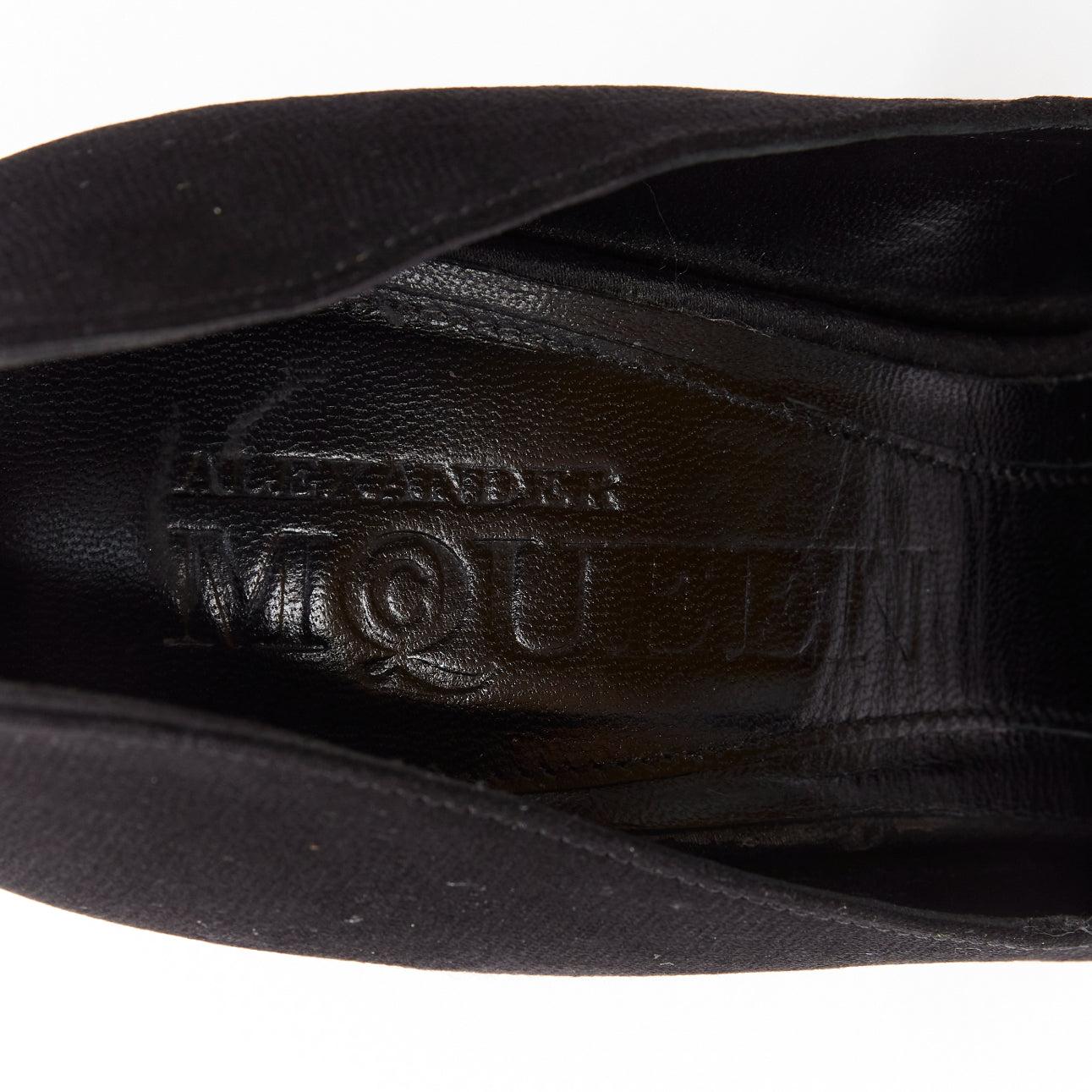 ALEXANDER MCQUEEN satén negro transparente lucite daga peep toe tacón EU37 en venta 4