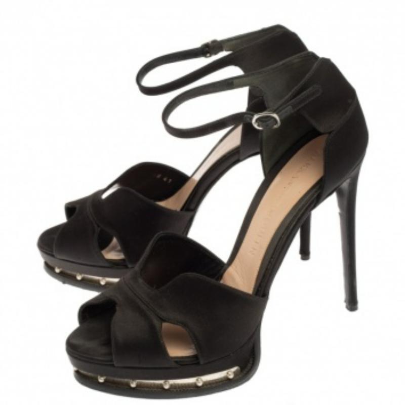 Noir Alexander McQueen Sandales à plateforme cloutée en satin noir Taille 41 en vente