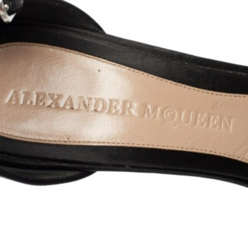 Alexander McQueen Sandales à plateforme cloutée en satin noir Taille 41 Bon état - En vente à Dubai, Al Qouz 2