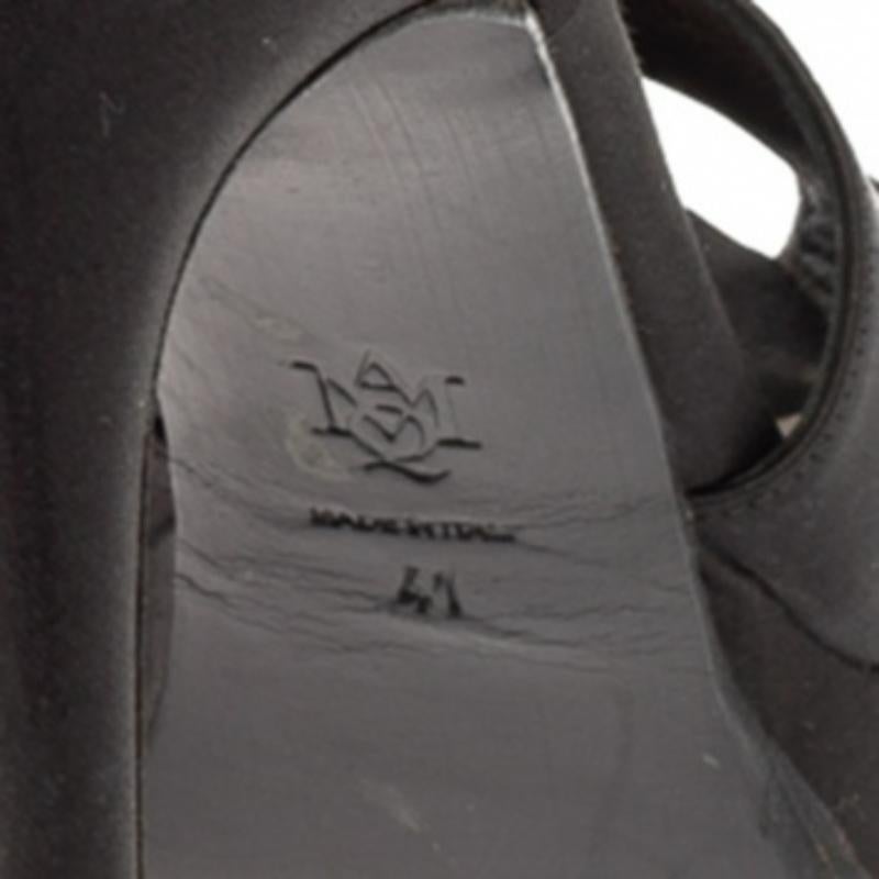 Alexander McQueen Sandales à plateforme cloutée en satin noir Taille 41 en vente 3