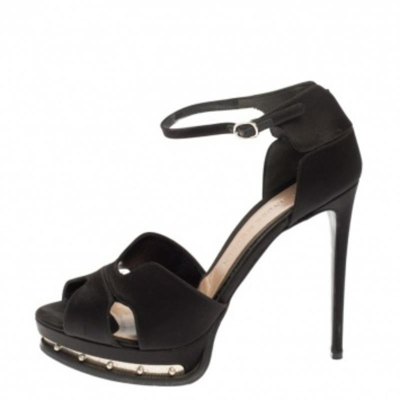 Alexander McQueen Sandales à plateforme cloutée en satin noir Taille 41 en vente