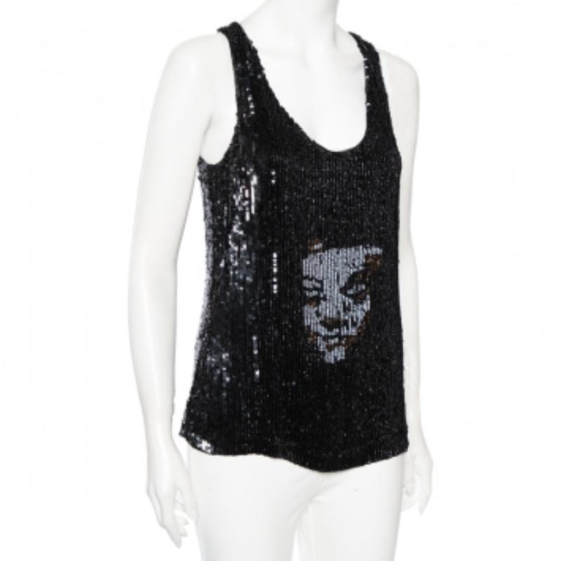 Glamorize your look for the evening with this stunning top from Alexander McQueen. Styled exquisitely using black sequinned silk with a beaded skull pattern embellishing the front, this top, with its exemplary aesthetic, leaves a memorable imprint