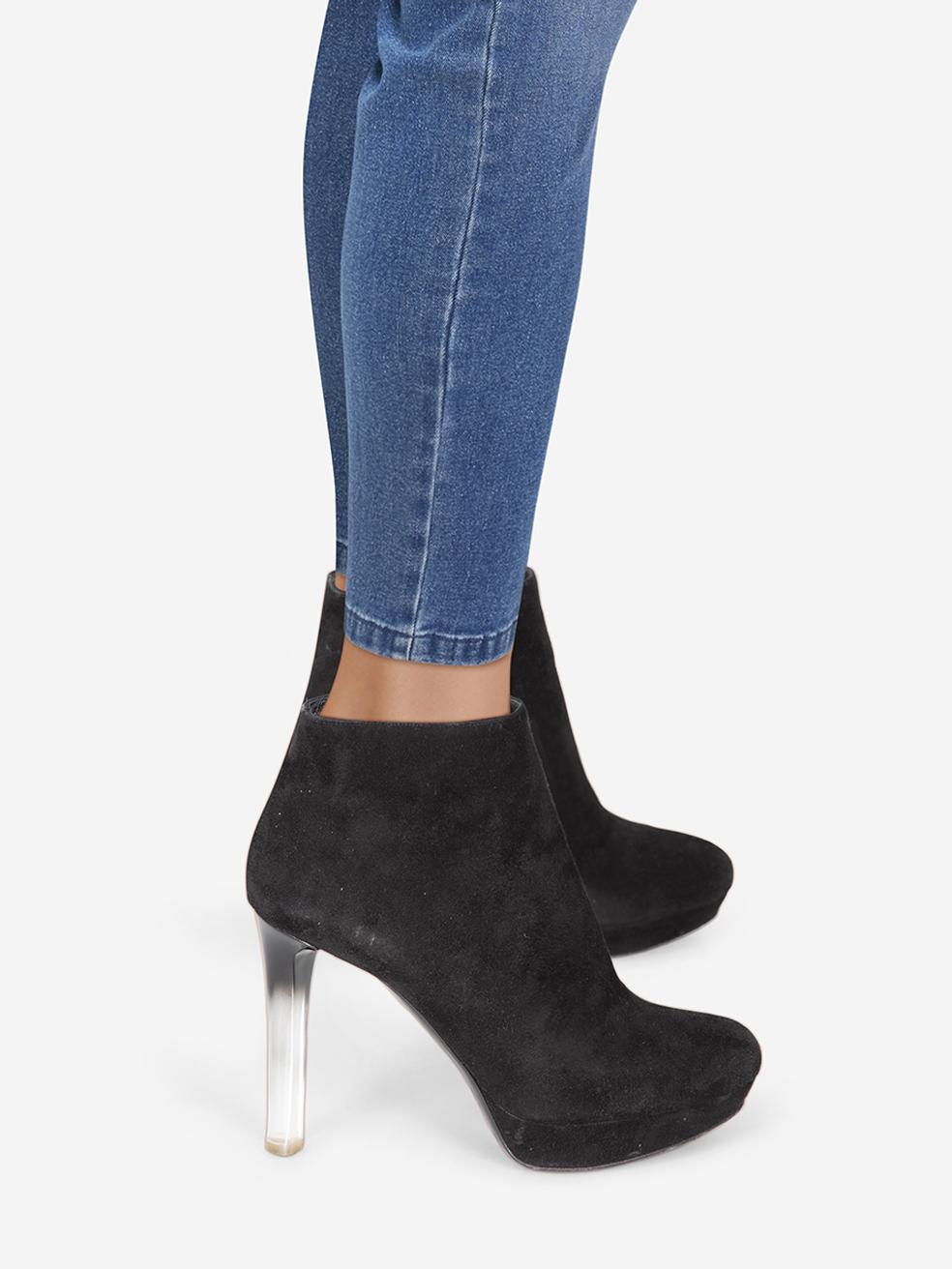 El ESTADO es Muy bueno. Las botas presentan un desgaste mínimo. Arañazos en ambos talones. Abrasión en la plataforma y el contrafuerte de ambos zapatos de este artículo de reventa de diseño Alexander McQueen usado. Este par de zapatos viene en la