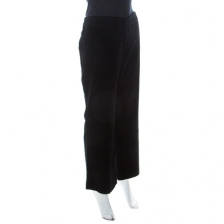 Wir haben ein Auge auf dieses Paar von Alexander McQueen geworfen, da es sehr modisch ist. Die schwarze Hose mit weitem Bein ist aus Samt aus einer Seidenmischung gefertigt. Sie können es mit einem Oberteil Ihrer Wahl und schillernden Pumps