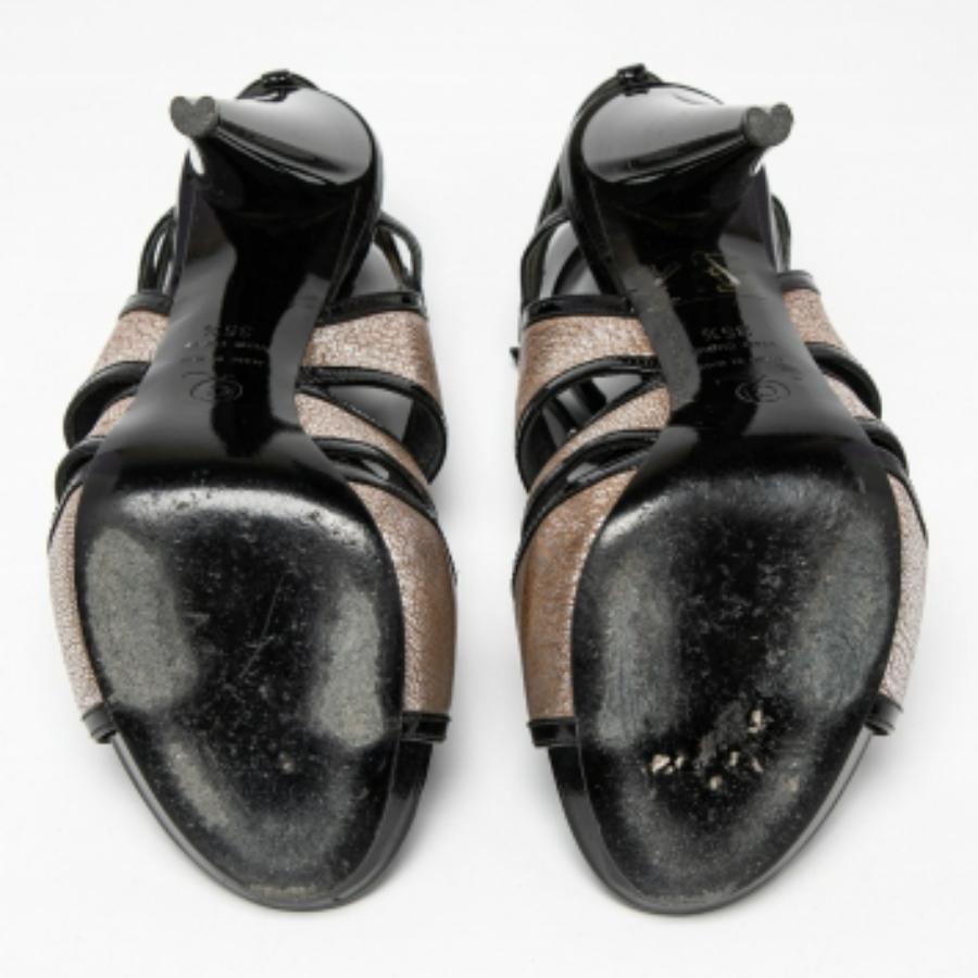 Noir Alexander McQueen Sandales à lanières en cuir et vernis noir/argenté Taille 35.5 en vente