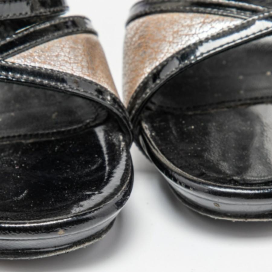 Alexander McQueen Sandales à lanières en cuir et vernis noir/argenté Taille 35.5 Bon état - En vente à Dubai, Al Qouz 2