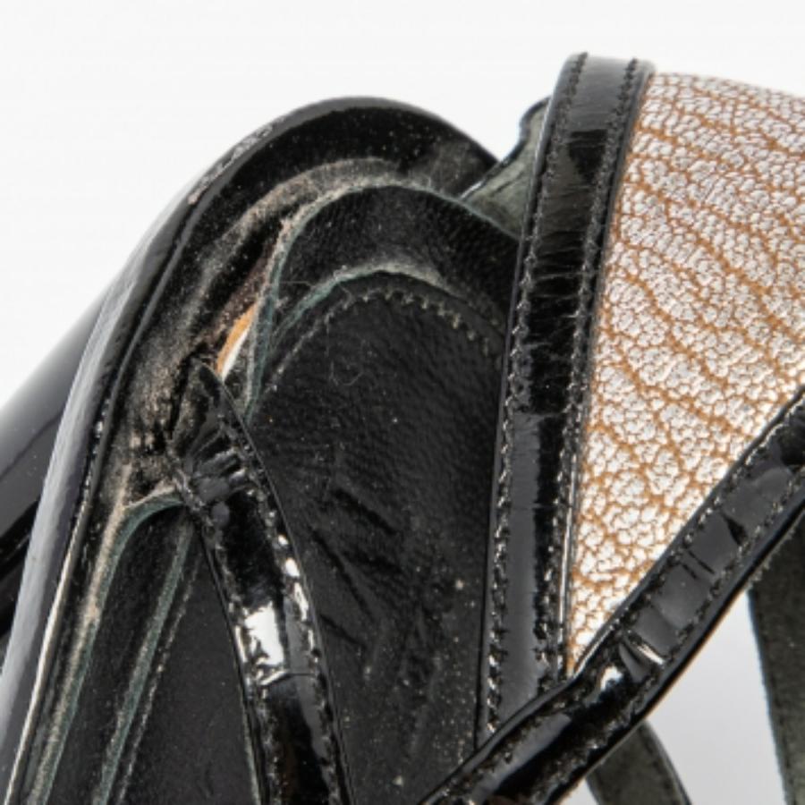 Alexander McQueen Sandales à lanières en cuir et vernis noir/argenté Taille 35.5 Pour femmes en vente