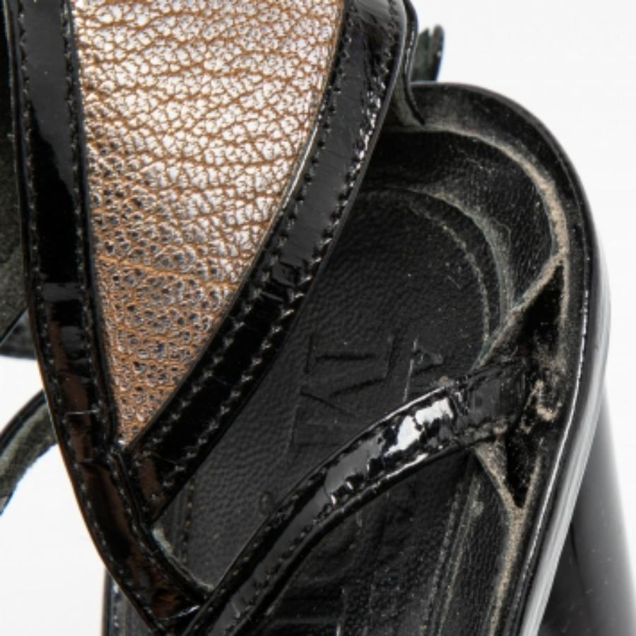 Alexander McQueen Sandales à lanières en cuir et vernis noir/argenté Taille 35.5 en vente 1