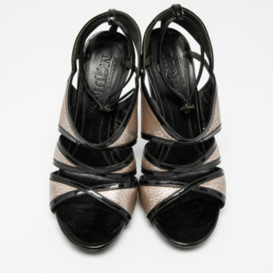 Alexander McQueen Sandales à lanières en cuir et vernis noir/argenté Taille 35.5 en vente 3