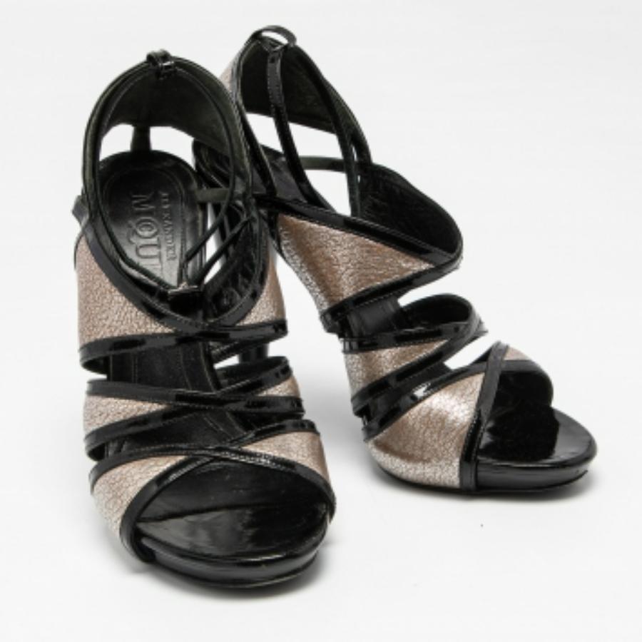 Alexander McQueen Sandales à lanières en cuir et vernis noir/argenté Taille 35.5 en vente 4