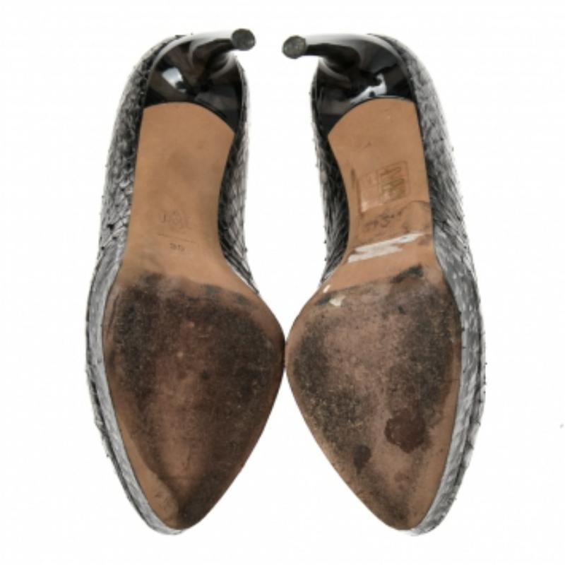 Grigio Alexander McQueen Pumps con plateau in pitone nero/argento misura 36 in vendita