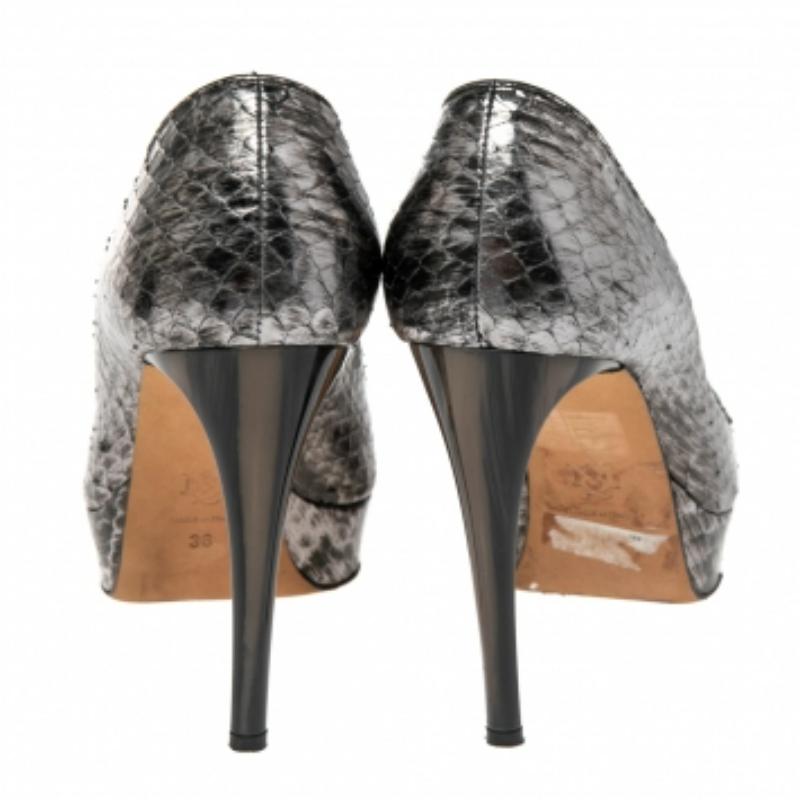 Alexander McQueen Pumps con plateau in pitone nero/argento misura 36 In condizioni buone in vendita a Dubai, Al Qouz 2