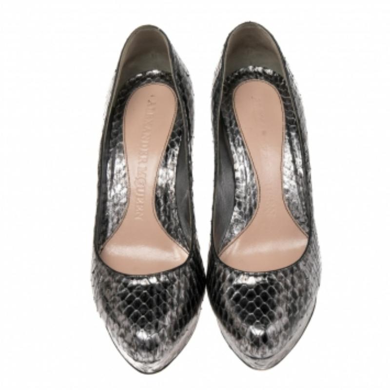 Donna Alexander McQueen Pumps con plateau in pitone nero/argento misura 36 in vendita