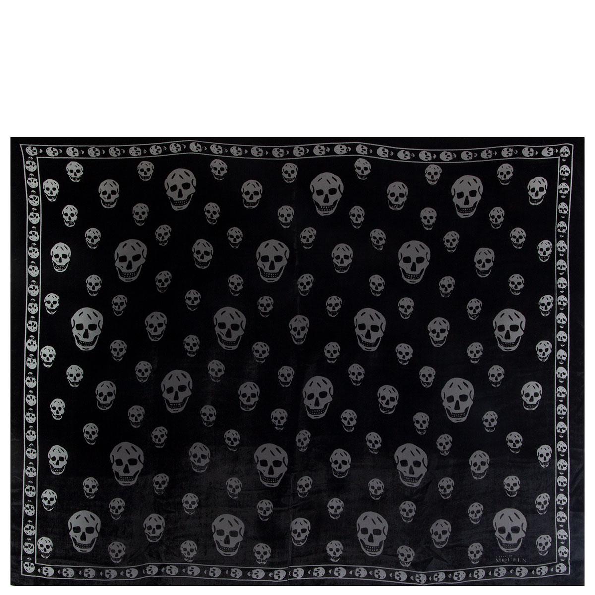 Alexander McQueen skull head dévoré black velvet scarf in viscose (78%) silk (22%). Has been worn and is in excellent condition. 

Width 125cm (48.8in)
Length 100cm (39in)