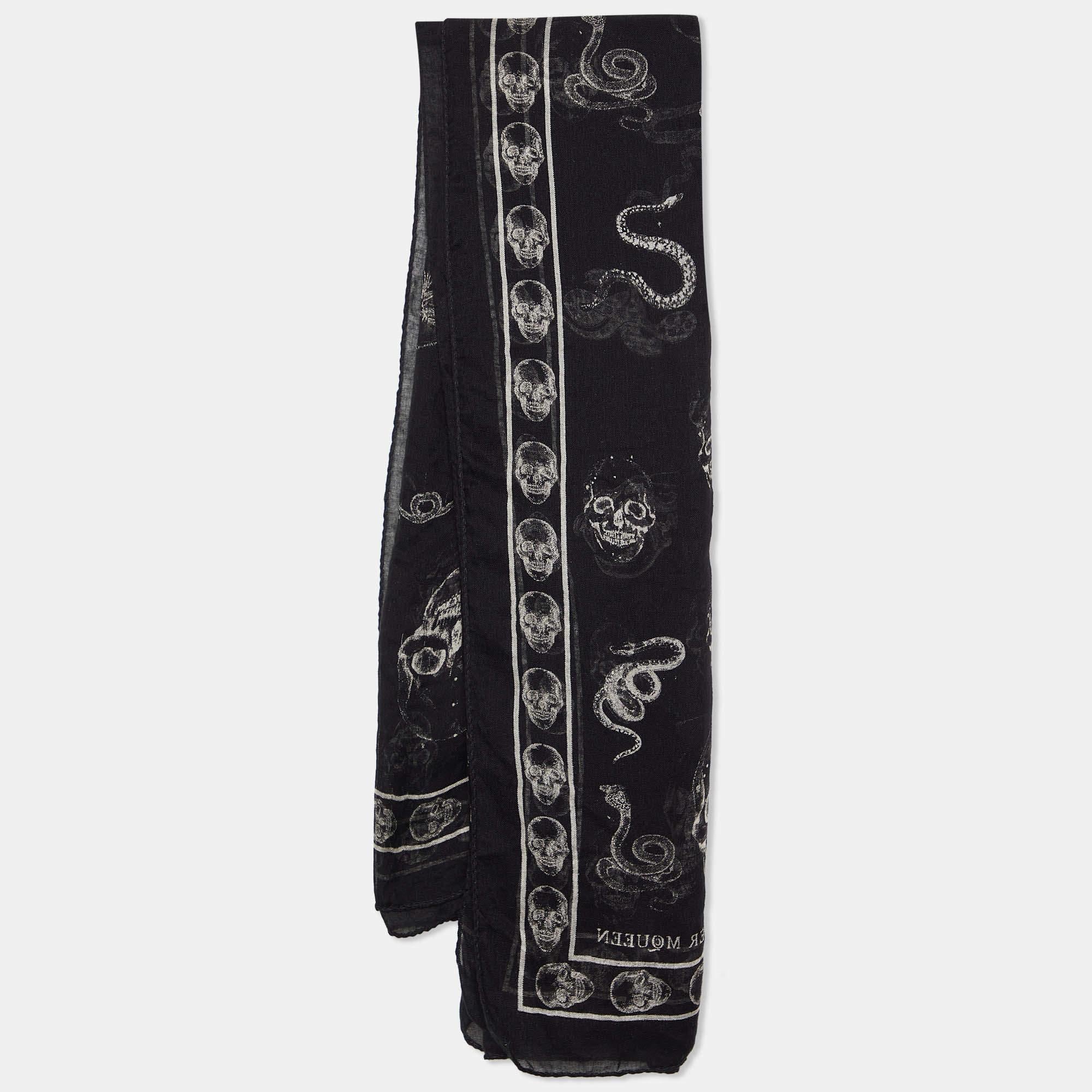 Unmistakably McQueen this silk scarf brings the House codes in a beautiful manner. Neatly hemmed edges signature skull prints and a soft feel sum the creation up. Tie it loosely around your neck or around your shoulders.