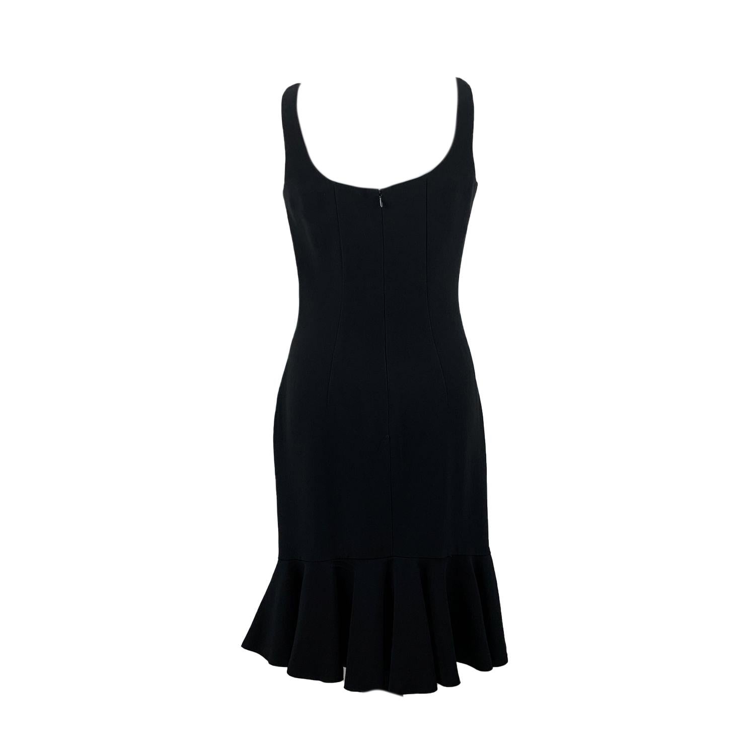 Sleeveless little black dress by Alexander McQueen. Peplum hem. Zip closure on the back. Lined. Composition: 50% acetate, 50% Viscose. Size : 42 IT (The size shown for this item is the size indicated by the designer on the label). It should