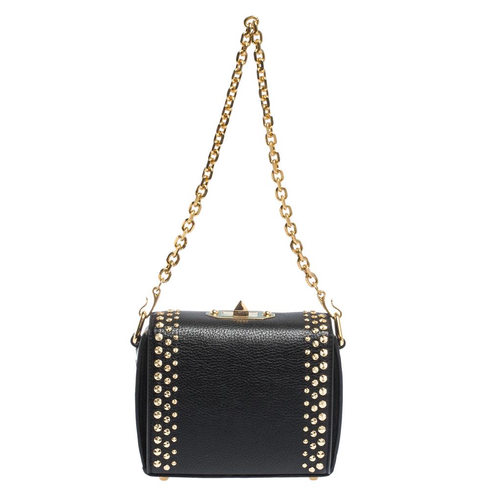 Versatile as it can be held in multiple ways be it as a clutch, shoulder or as a crossbody, this Alexander McQueen bag is what your closet has been missing all along. The Box 16 bag is crafted from leather in a structured shape and designed with a
