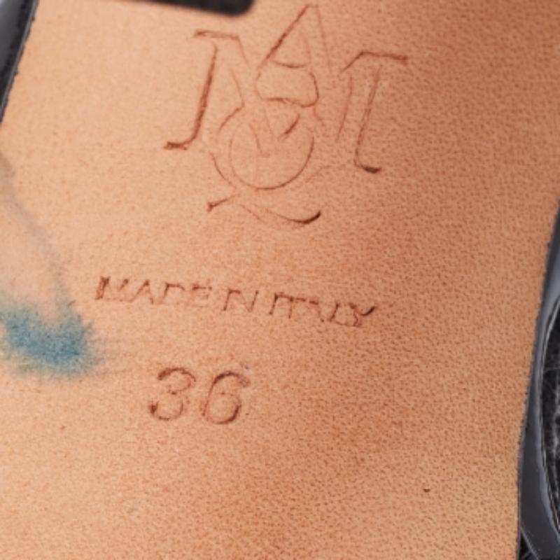 Mit diesen umwerfenden Sandalen von Alexander McQueen legen Sie einen glamourösen Auftritt hin. Die schwarzen Plateausandalen aus Leder sind mit Nieten besetzt und haben ein T-Bar-Design. Sie sind mit Peep-Toes, hohen Absätzen, bequemen Innensohlen
