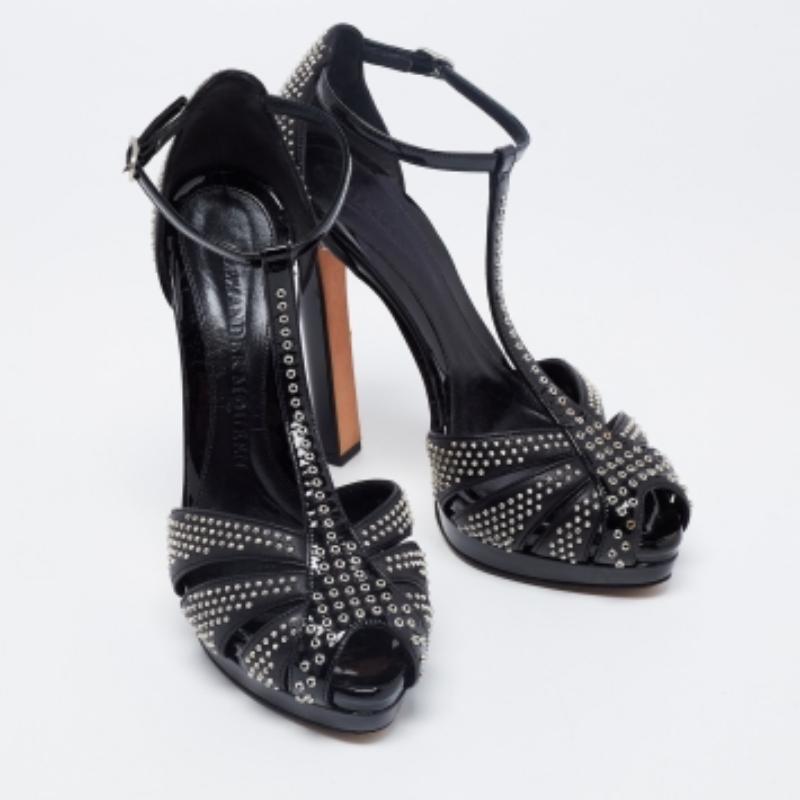Alexander McQueen Schwarz Nieten Leder Peep-Toe T-Bar Plattform Sandalen Größe 36 im Angebot 1