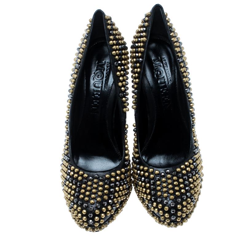 This pair of Alexander McQueen pumps is more than just a fashion statement. They have been crafted from leather and designed with round toes, and edgy stud detailing all over. The pumps are complete with comfortable insoles and 13.5cm