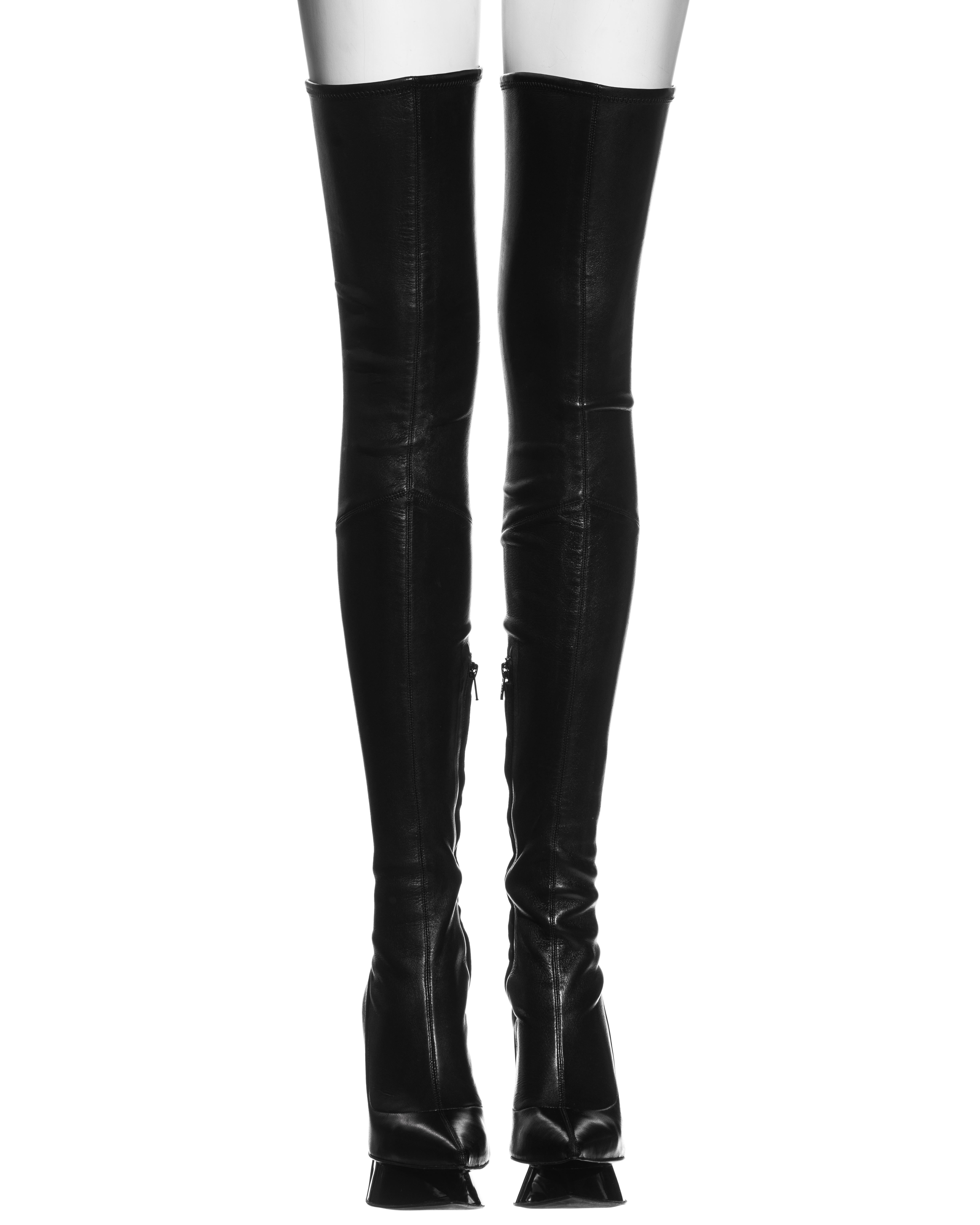 ▪ Alexander McQueen black lambskin leather thigh-high boots
▪ Silver metal spiked studs
▪ Patent leather platform 
▪ Zip fastening at the inseams 
▪ EU 39
▪ Horn of Plenty, Fall-Winter 2009