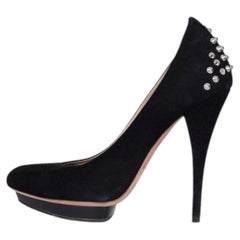 Alexander McQueen – Schwarze Pumps aus Wildleder mit schickem Detail an der Ferse, Größe 39