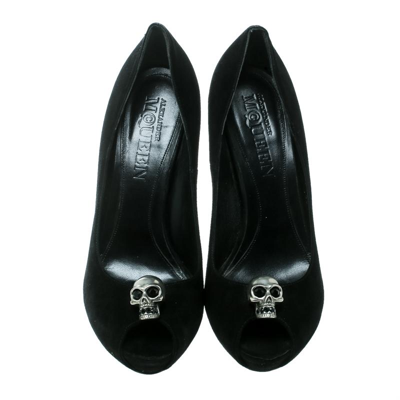 Luxuriously designed from smooth suede, this pair of pumps from the house of Alexander McQueen has been designed to make you look like the diva that you are. Featuring a classic shade of black, these peep-toe pumps ensure that you become the center
