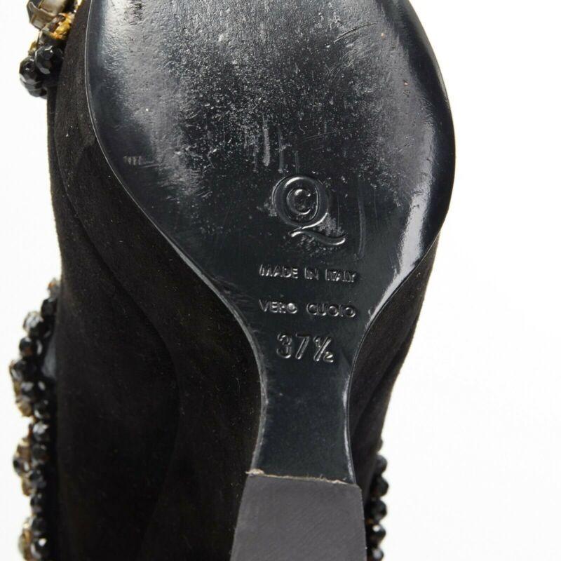 ALEXANDER MCQUEEN Chaussures à talons courbes à bout ouvert en daim noir avec bijoux dorés EU37,5 en vente 7