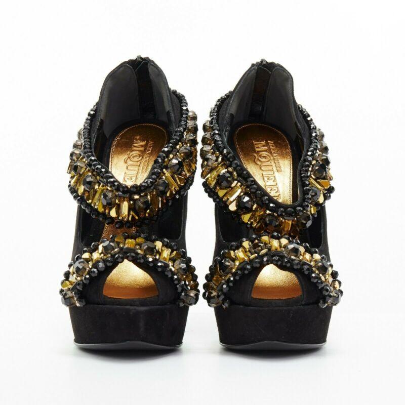ALEXANDER MCQUEEN Schwarzes Wildleder Gold Juwelenband Peep Toe geschwungener Keil EU37,5 im Zustand „Gut“ in Hong Kong, NT