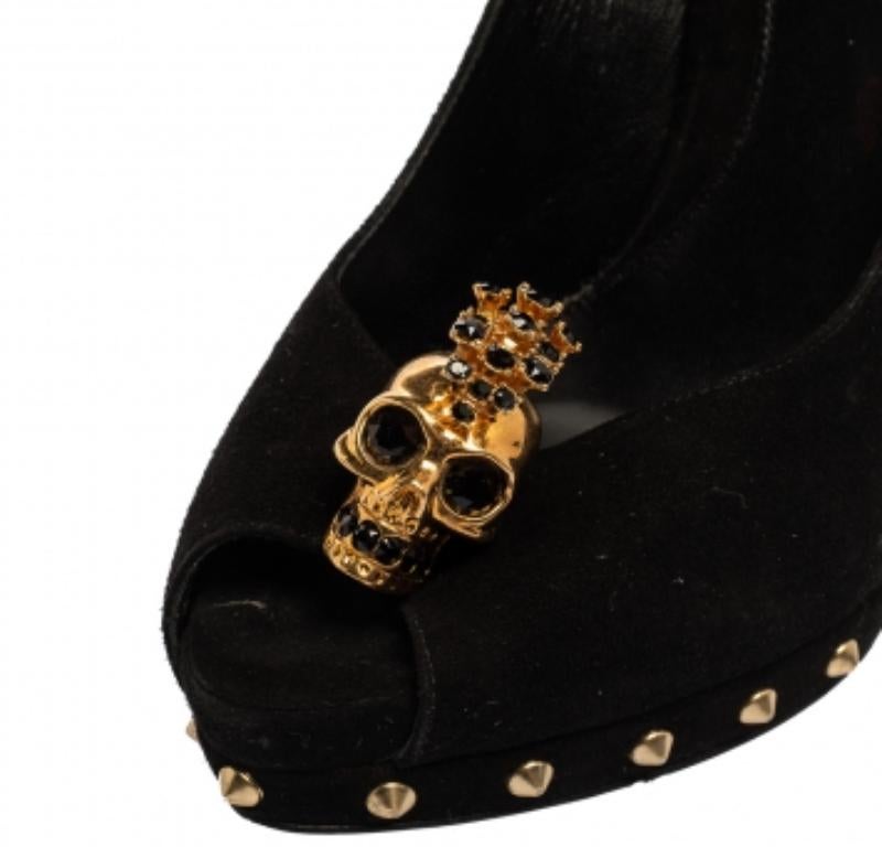 Alexander McQueen Black Suede Skull Embellished Peep Toe Pump Size 40.5 In Good Condition For Sale In Dubai, Al Qouz 2