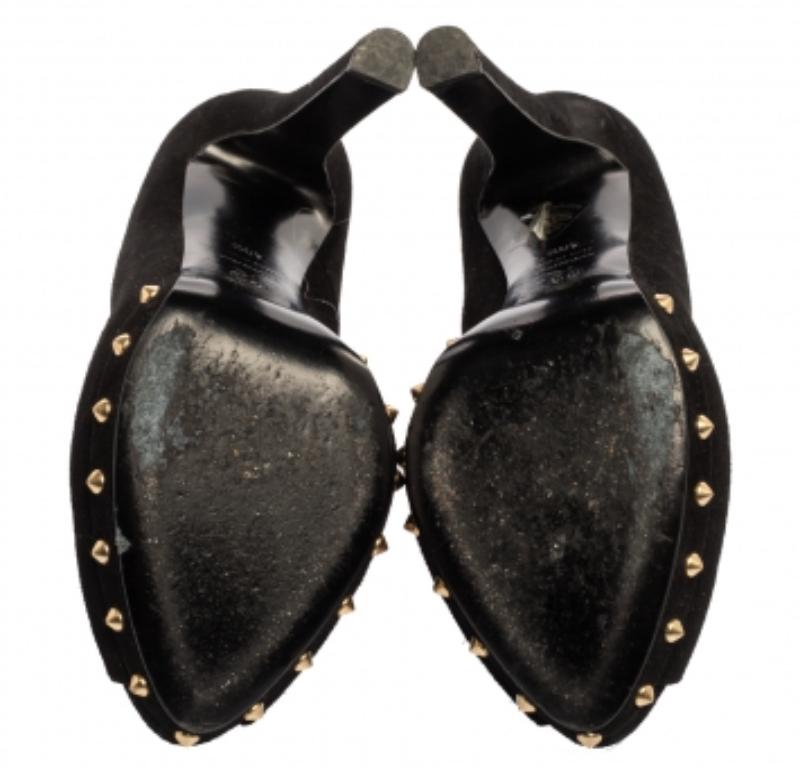 Alexander McQueen Black Suede Skull Embellished Peep Toe Pump Size 40.5 For Sale 2