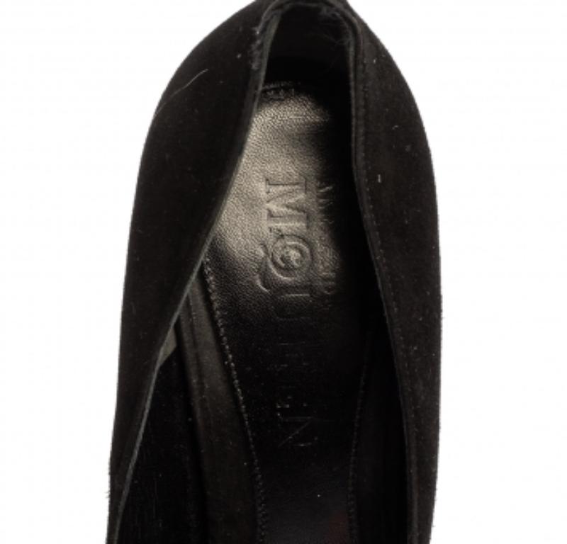 Alexander McQueen Black Suede Skull Embellished Peep Toe Pump Size 40.5 For Sale 4