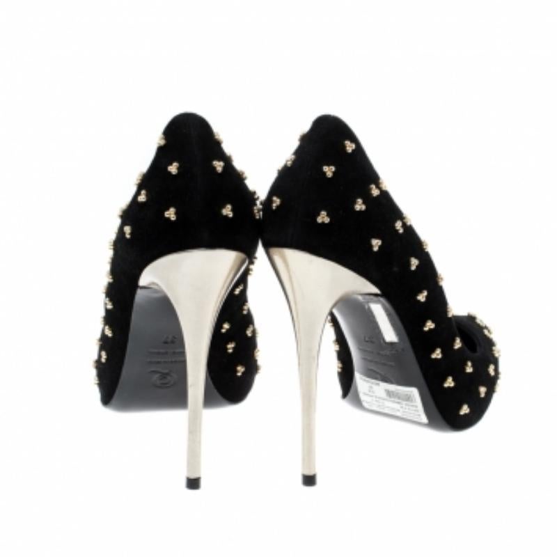 Alexander McQueen Black Suede Studded Pointed Toe Pumps Size 37 im Angebot 1