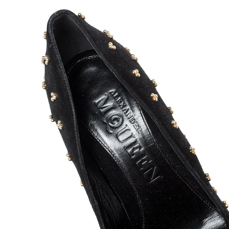 Alexander McQueen Black Suede Studded Pointed Toe Pumps Size 37 In Excellent Condition For Sale In Dubai, Al Qouz 2