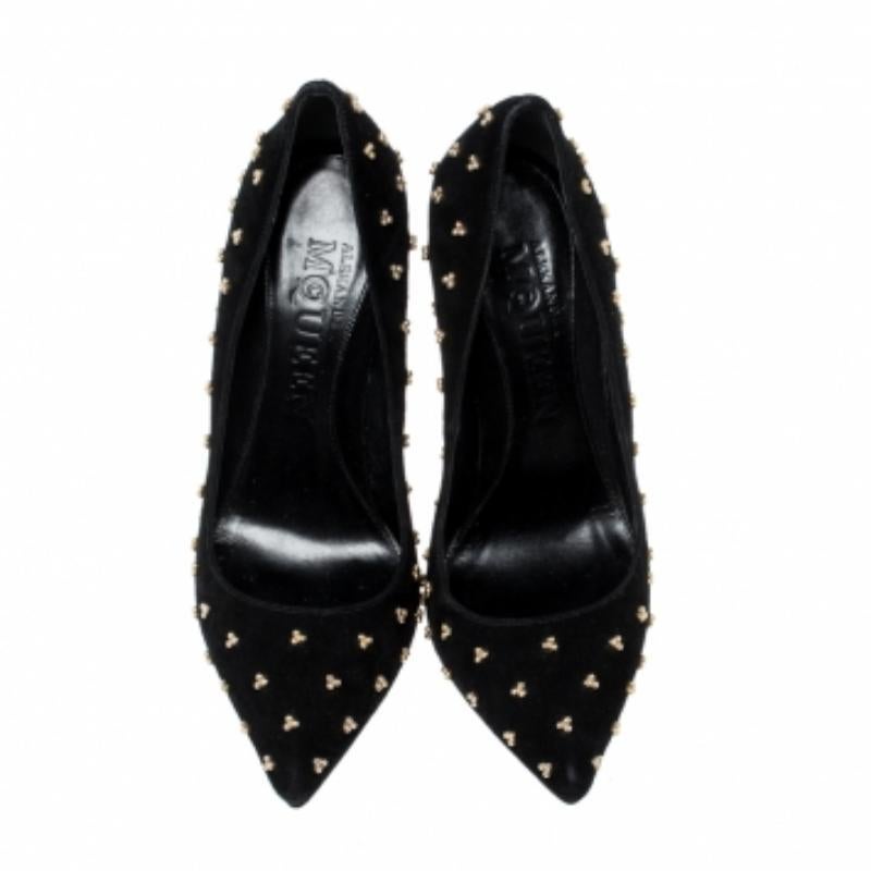 Alexander McQueen Black Suede Studded Pointed Toe Pumps Size 37 im Angebot 2